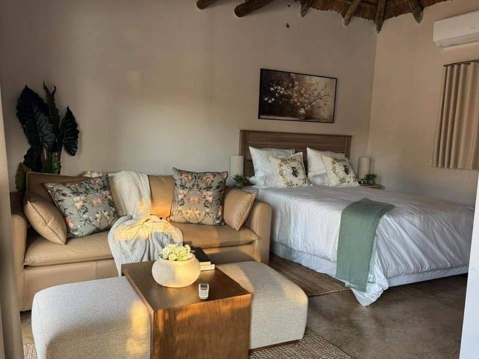 Bed, Photo of the whole room, Seating area, Bedroom, air conditioner