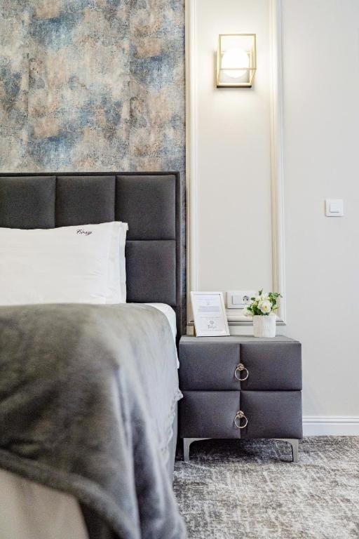Bed, Living room, Photo of the whole room, Seating area, Bedroom