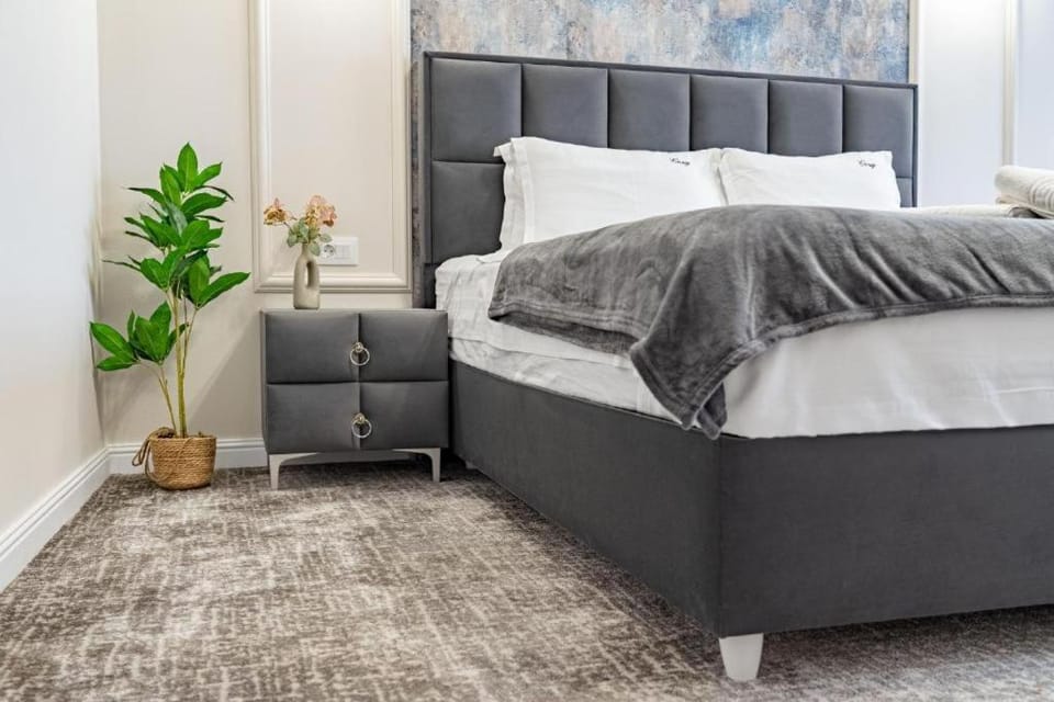 Bed, Living room, Photo of the whole room, Seating area, Bedroom