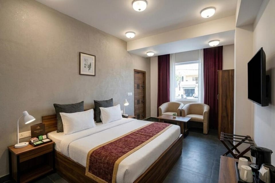 Bed, TV and multimedia, Photo of the whole room, Seating area, Bedroom