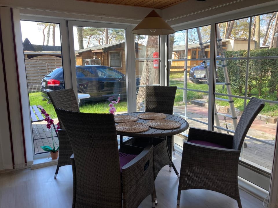 Patio, Day, Dining area, Parking