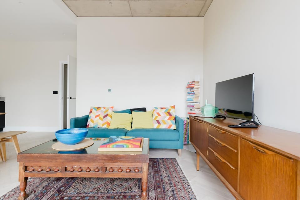 Stylish Canal Side 2BDR Flat with Private Balcony Apartment in London Borough of Hackney