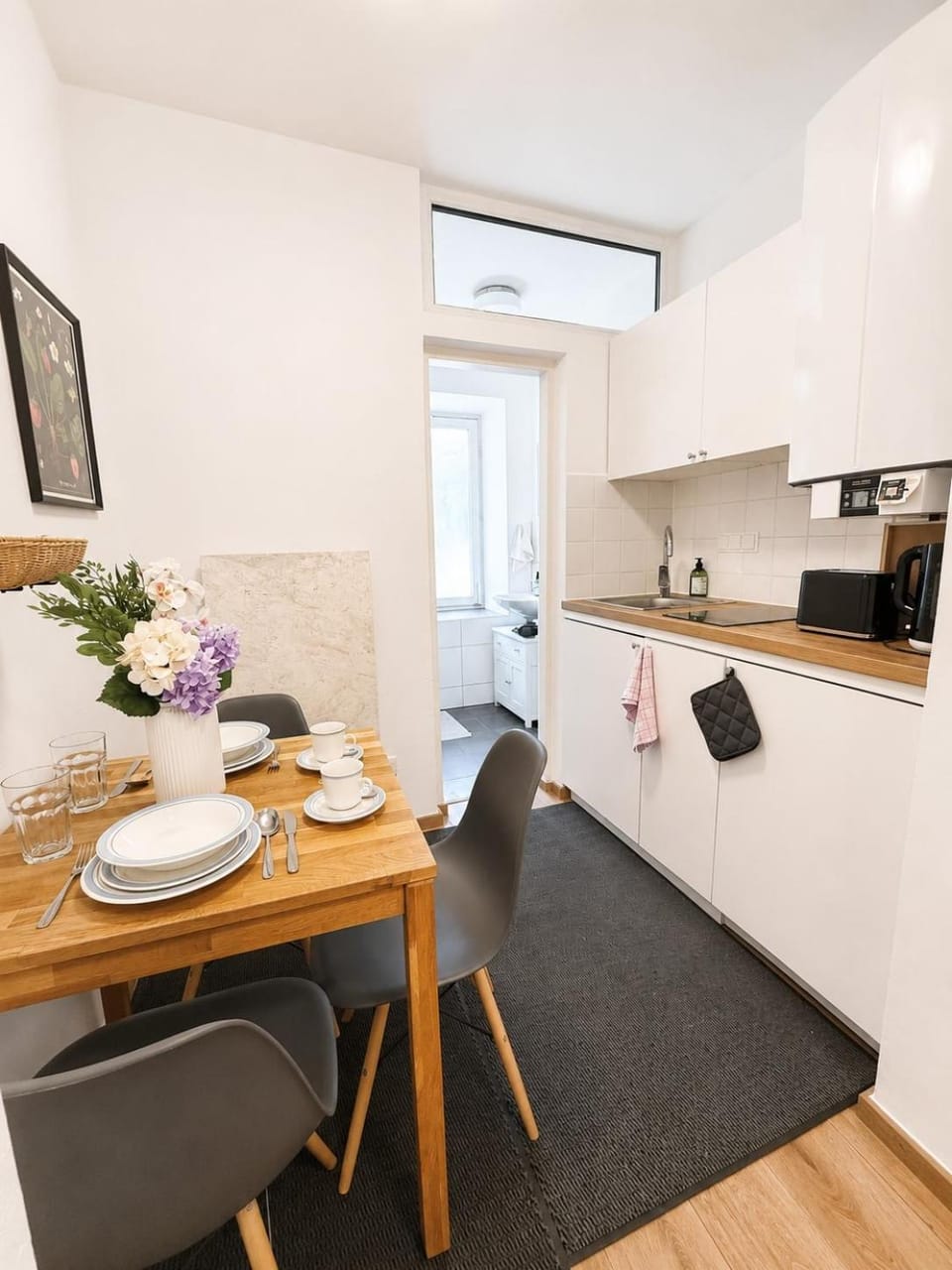 Coffee/tea facilities, Kitchen or kitchenette, Seating area, Dining area, stove, toaster