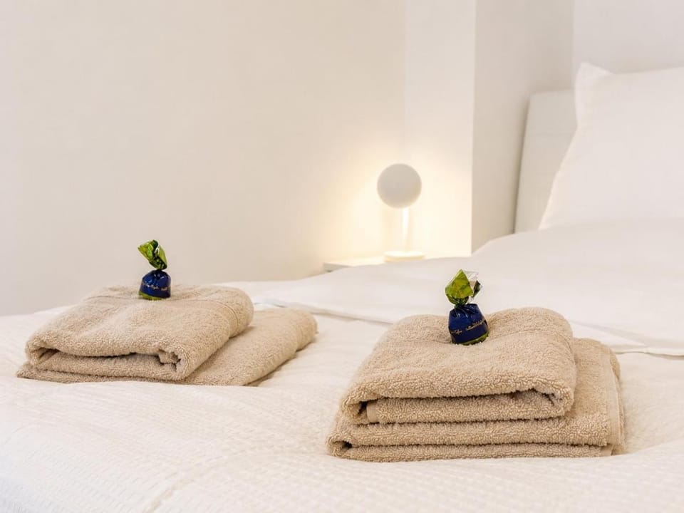 Bed, towels
