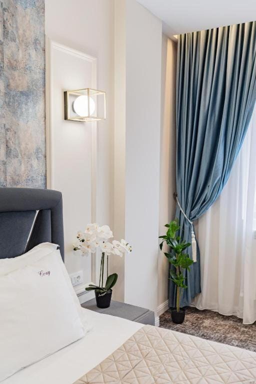 Bed, Living room, Photo of the whole room, Seating area, Bedroom