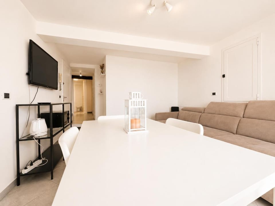 TV and multimedia, Living room, Seating area, Dining area, Evening entertainment