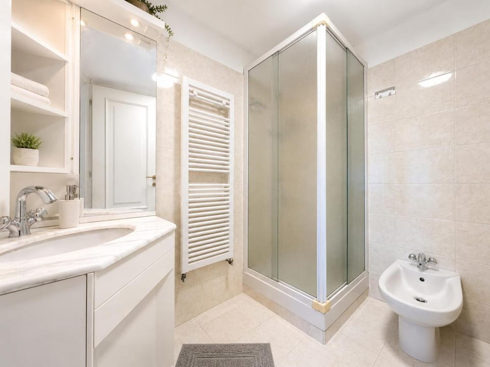 Shower, Toilet, Bathroom, towels