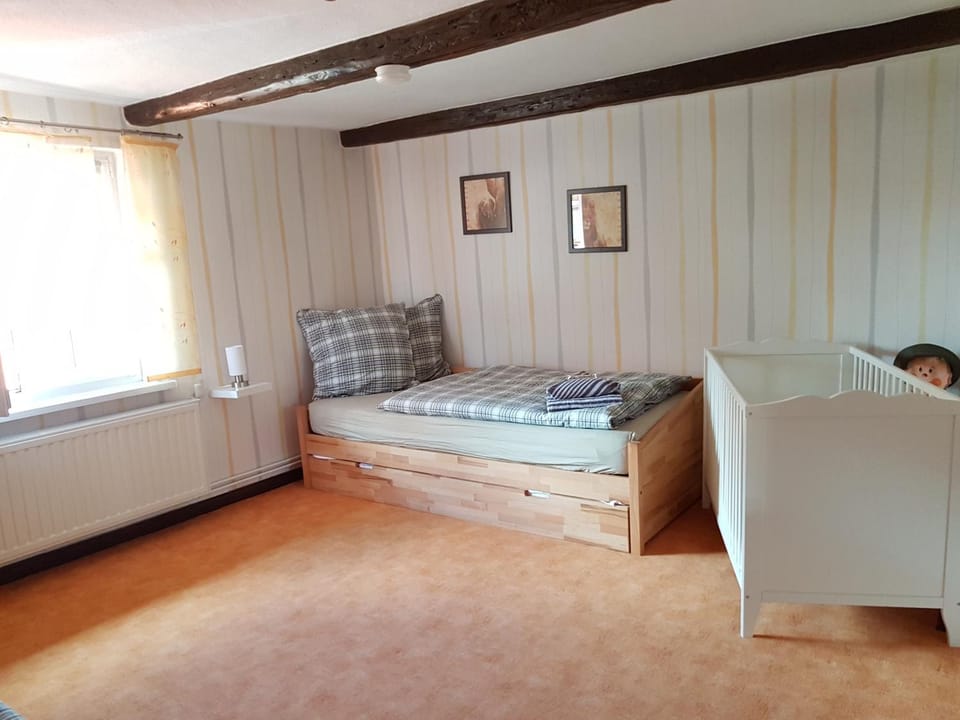 Bed, Photo of the whole room, cot