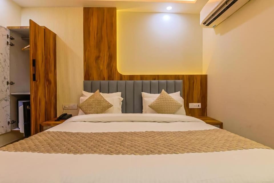 Bed, Photo of the whole room, Bedroom, wardrobe, air conditioner