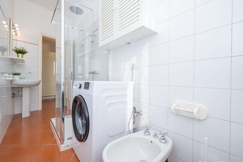 Shower, Toilet, Bathroom, towels, washing machine
