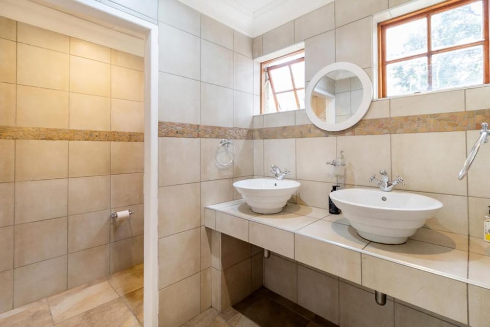 Toilet, Bathroom, Internal: Not applicable to any particular room
