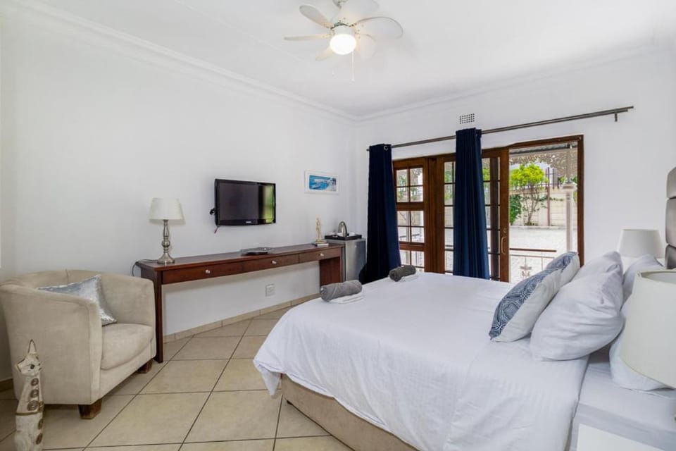 Bed, TV and multimedia, Seating area, Bedroom