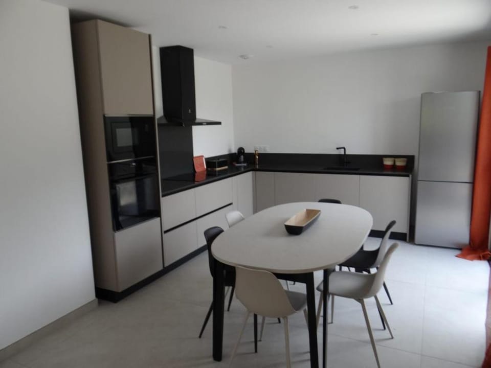 Kitchen or kitchenette, Dining area, oven, stove