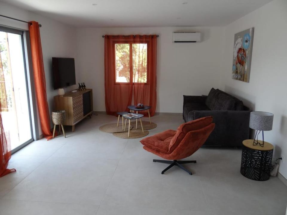 Communal lounge/ TV room, TV and multimedia, Living room, Seating area, air conditioner