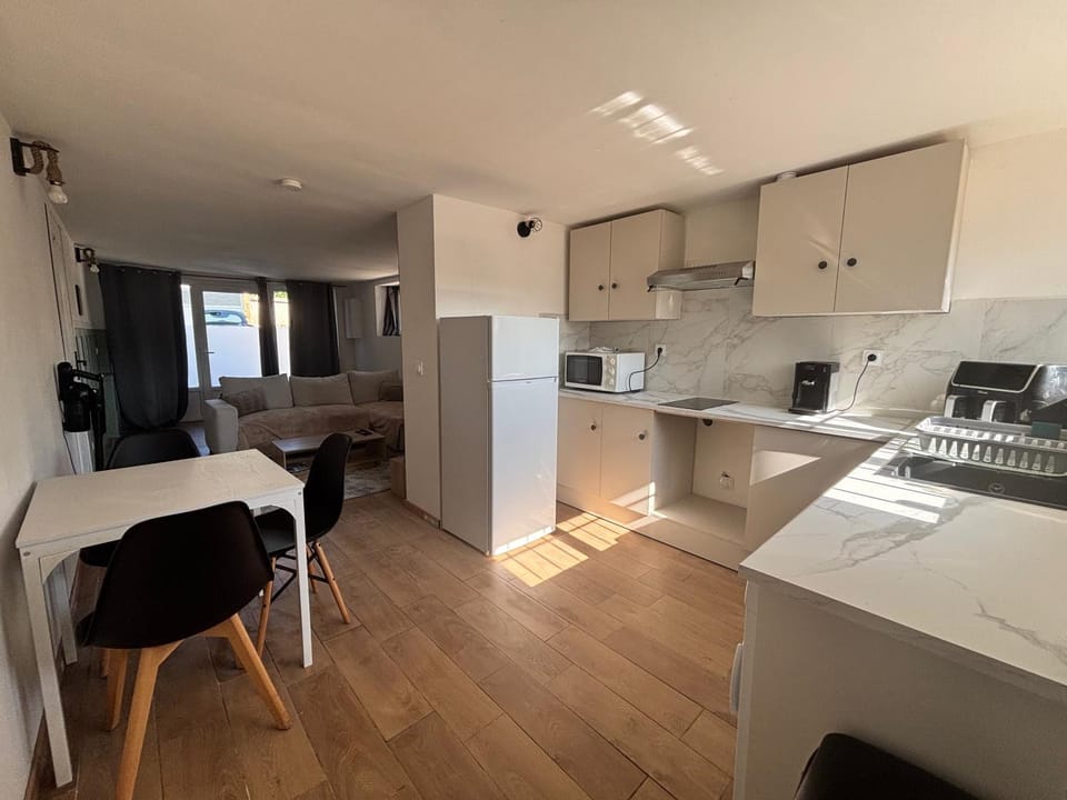Kitchen or kitchenette, Dining area