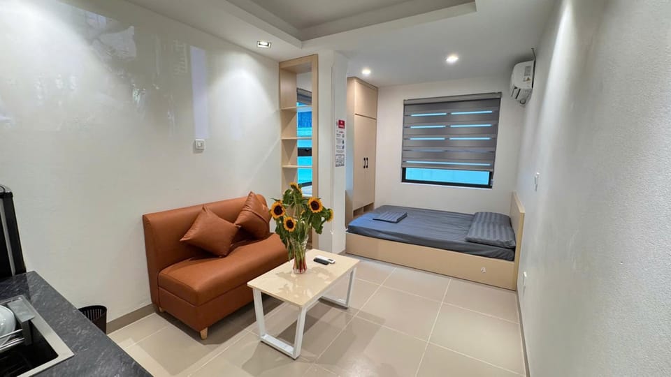 Bed, TV and multimedia, Living room, Photo of the whole room, Seating area, Bedroom, air conditioner
