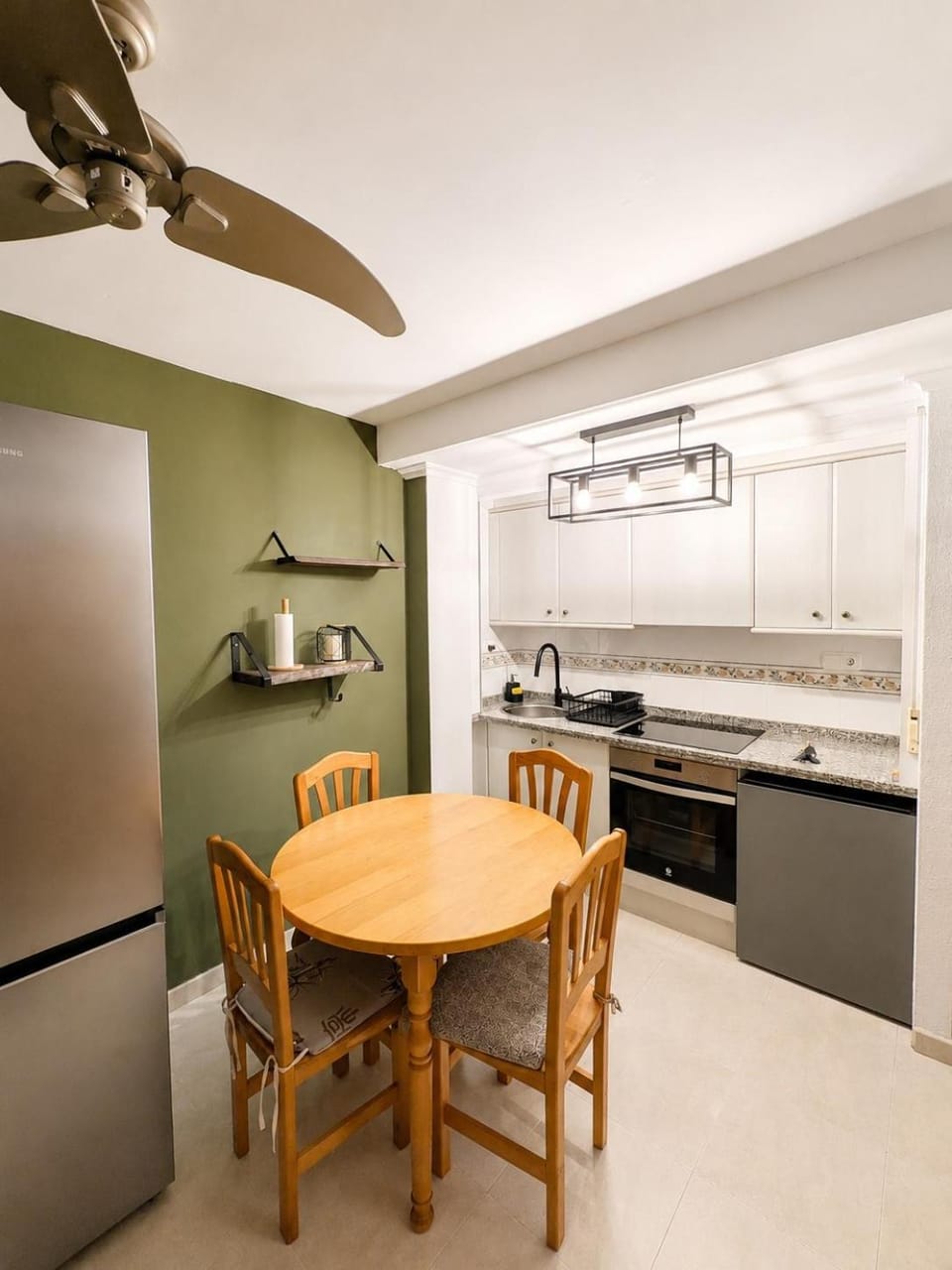 Kitchen or kitchenette, Dining area, oven