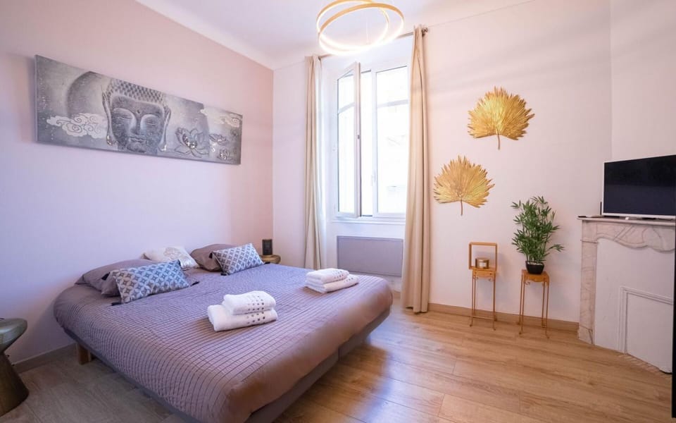 Bed, Bedroom, towels