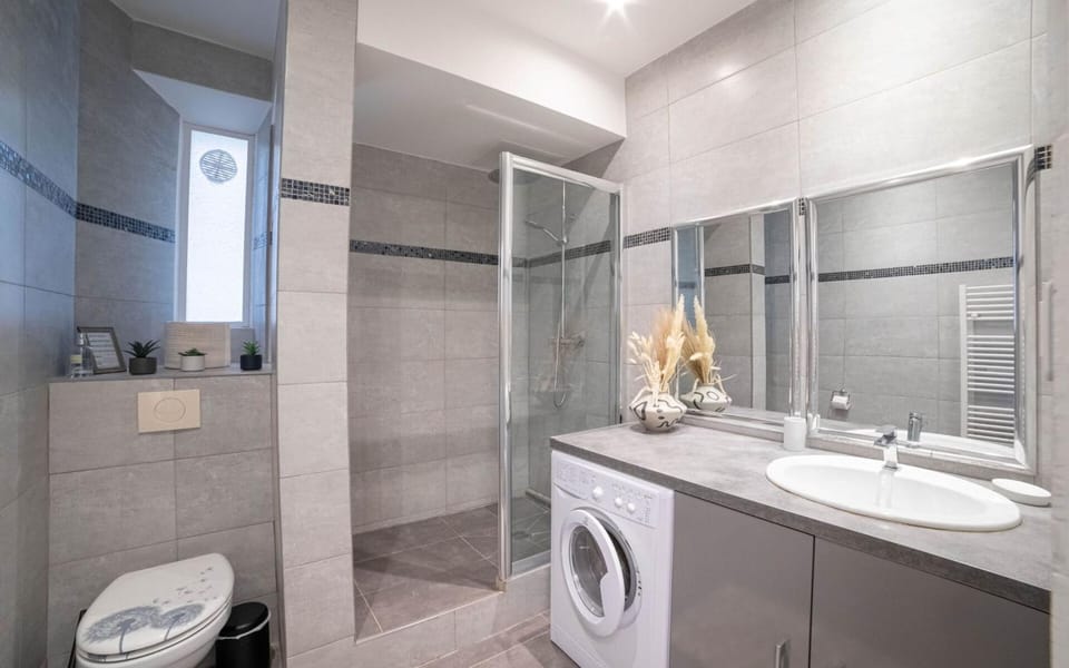 Toilet, Bathroom, washing machine