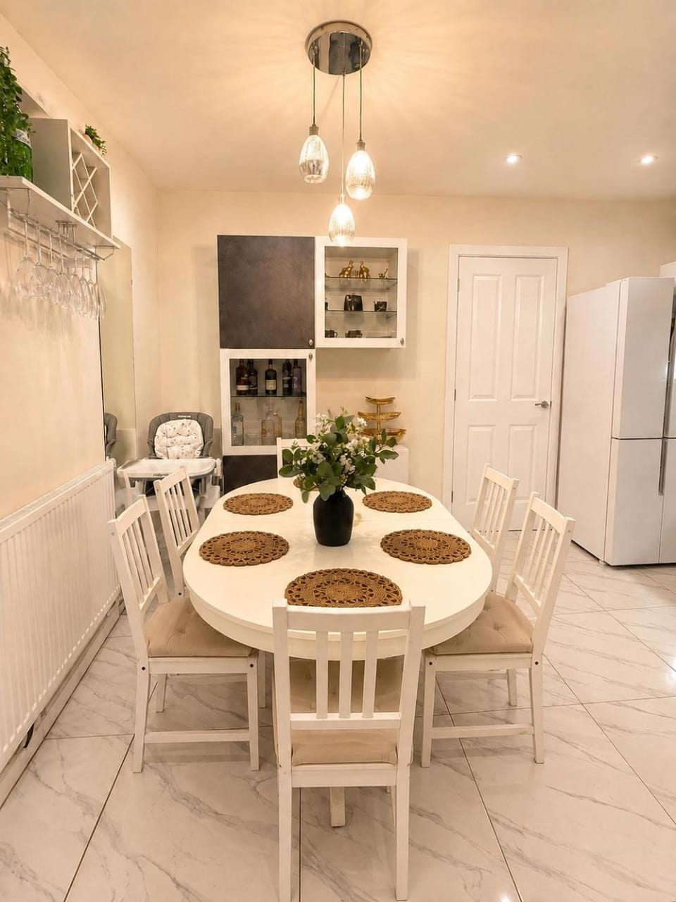 Kitchen or kitchenette, Dining area