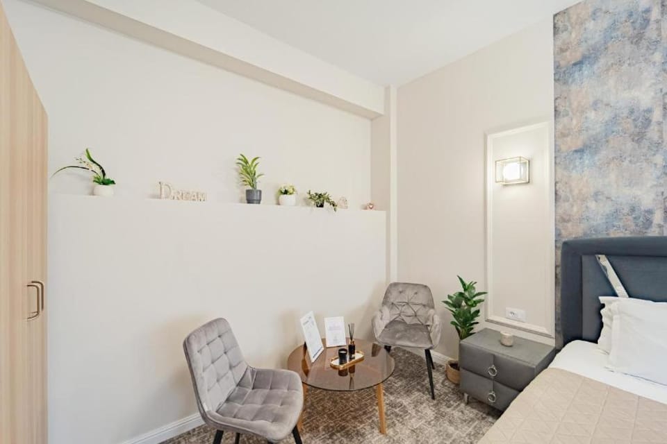 Bed, Living room, Photo of the whole room, Seating area, Bedroom
