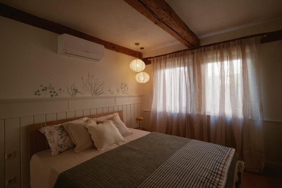 Bed, Photo of the whole room, Bedroom, air conditioner