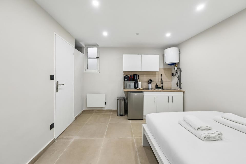 Bed, Kitchen or kitchenette, Photo of the whole room, Bedroom, stove, towels