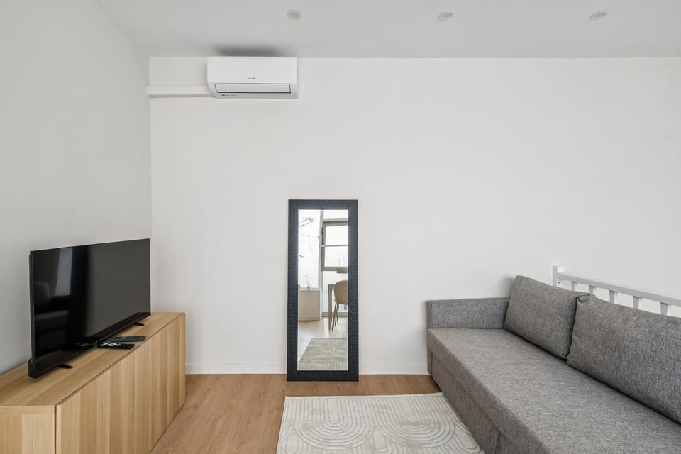 Communal lounge/ TV room, TV and multimedia, Living room, Seating area, air conditioner