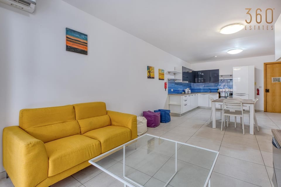 TV and multimedia, Kitchen or kitchenette, Living room, Seating area, Dining area, air conditioner