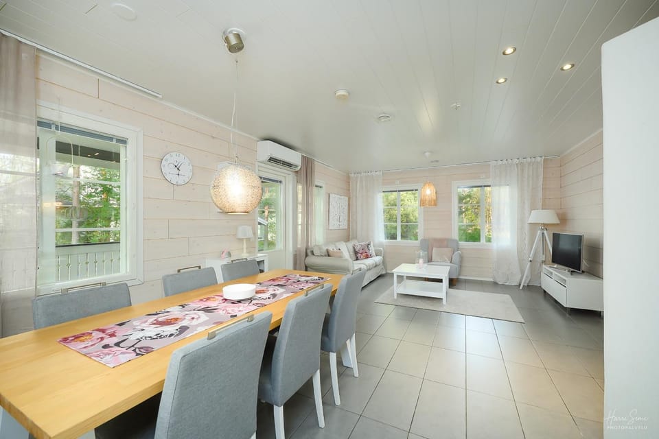 TV and multimedia, Living room, Seating area, Dining area