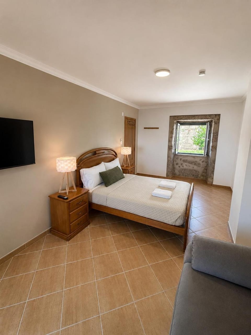 Bed, TV and multimedia, Photo of the whole room, Bedroom