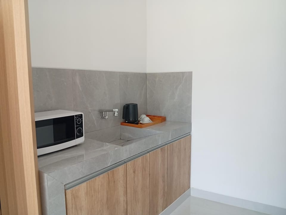 Kitchen or kitchenette, minibar