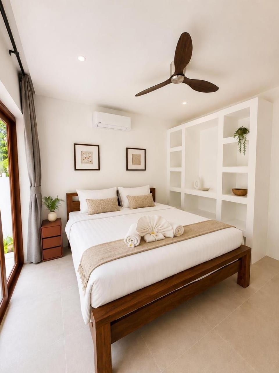 Photo of the whole room, air conditioner