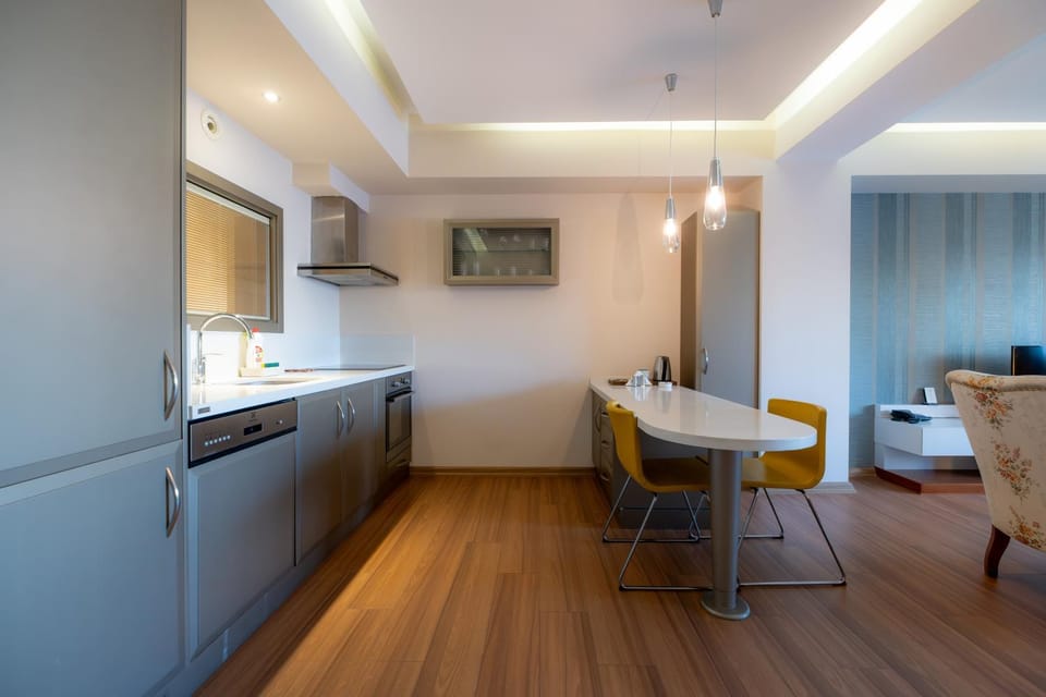 Coffee/tea facilities, Kitchen or kitchenette, Dining area