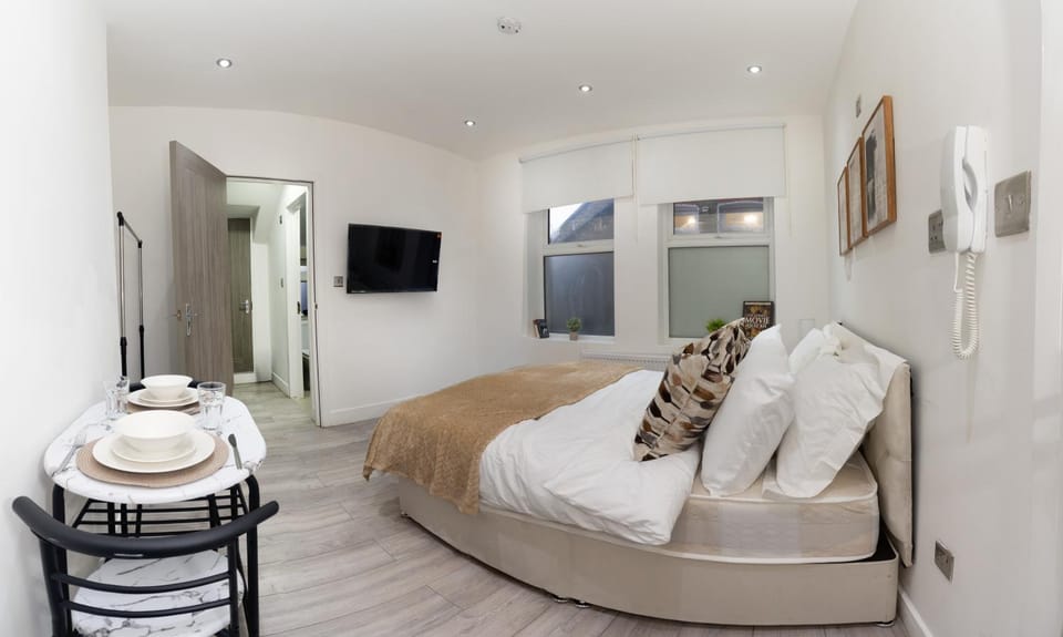 Tooting Elite Studios, 5 Mints from Station Apartment in London