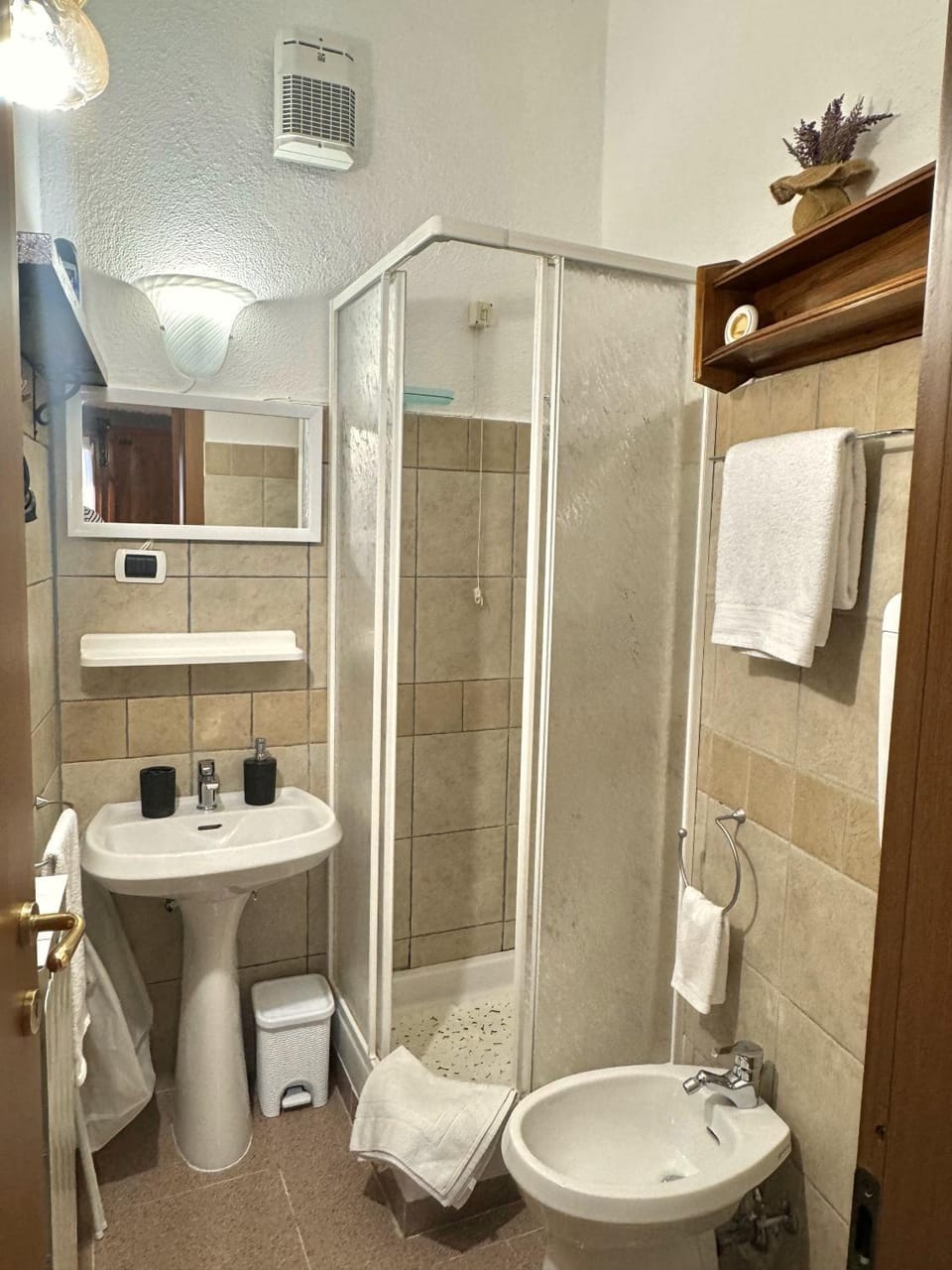 Shower, Toilet, Bathroom, bidet, towels