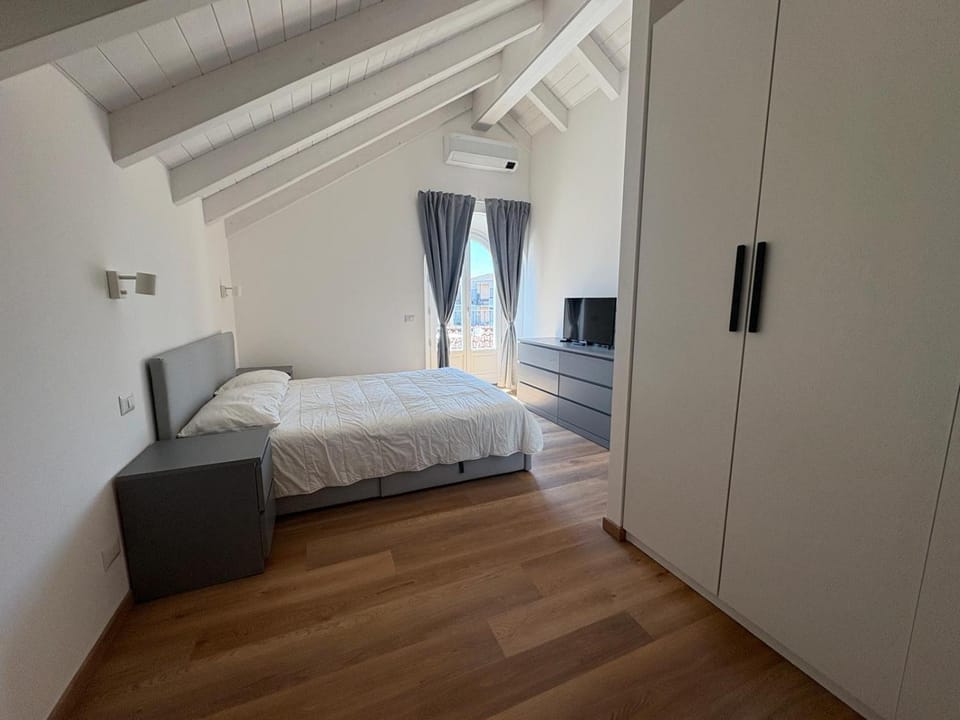 Bed, TV and multimedia, Photo of the whole room, Bedroom, wardrobe, air conditioner