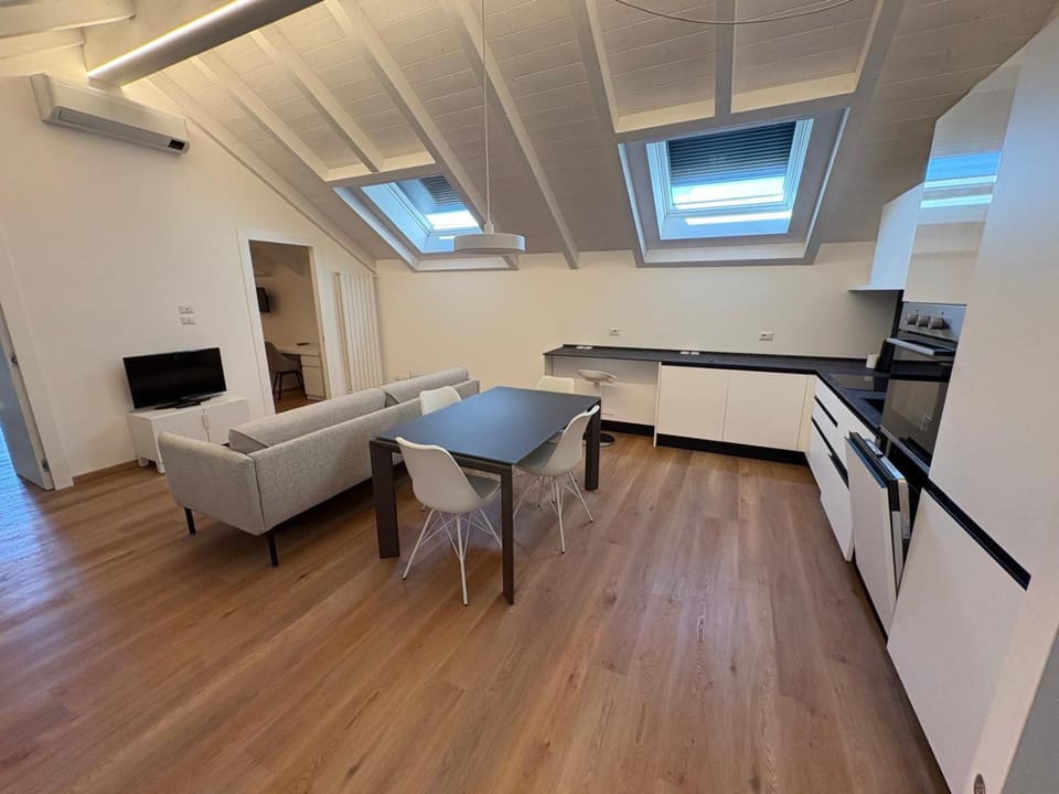 Kitchen or kitchenette, Dining area, oven, stove, air conditioner