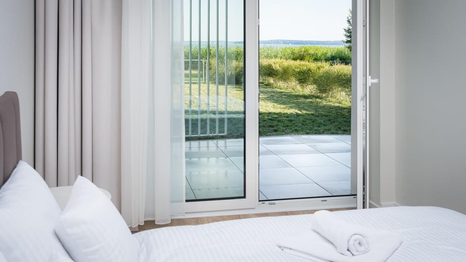 Bed, Bedroom, Lake view