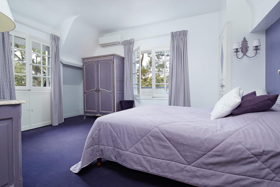 Bed, Bedroom, wardrobe, air conditioner
