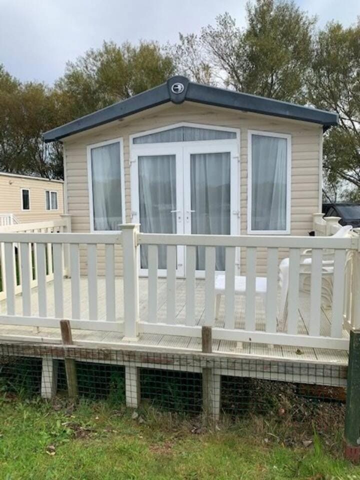 23 Lakeside – Lakeside Escape Sleeps 6 Campground/ 
RV Resort in Minehead