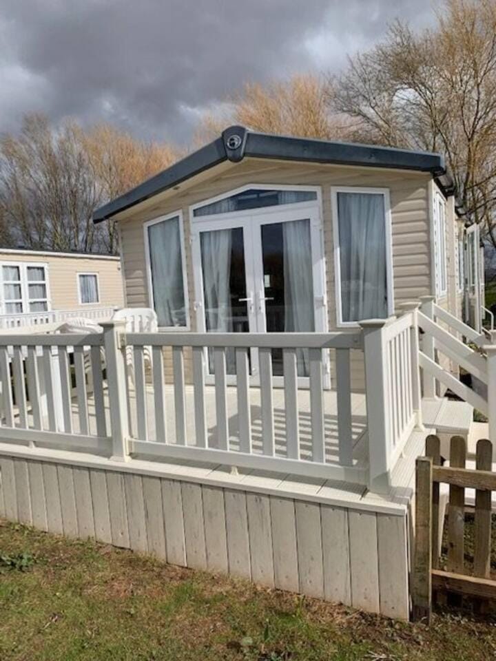 23 Lakeside – Lakeside Escape Sleeps 6 Campground/ 
RV Resort in Minehead