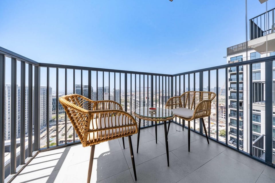 Free housekeeping visits during your stay - StayShort - Chic 1-Bed for 4 in Prime Dubai Hills Location Apartment in Dubai