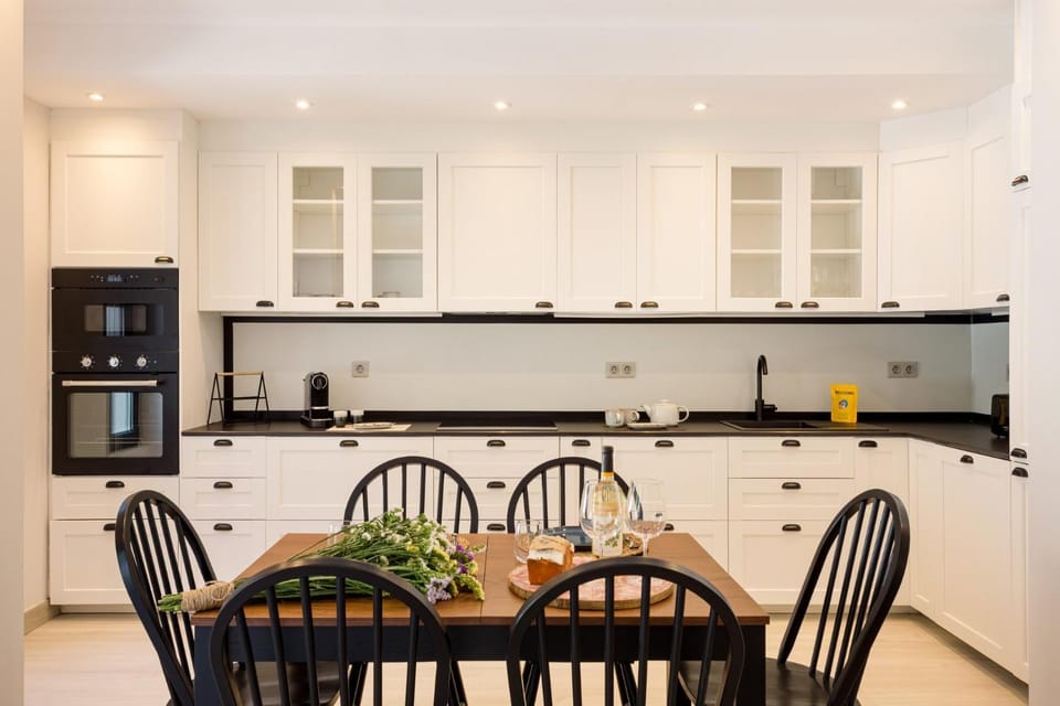 Coffee/tea facilities, Dining area, dishwasher, oven, stove, washing machine, kitchen