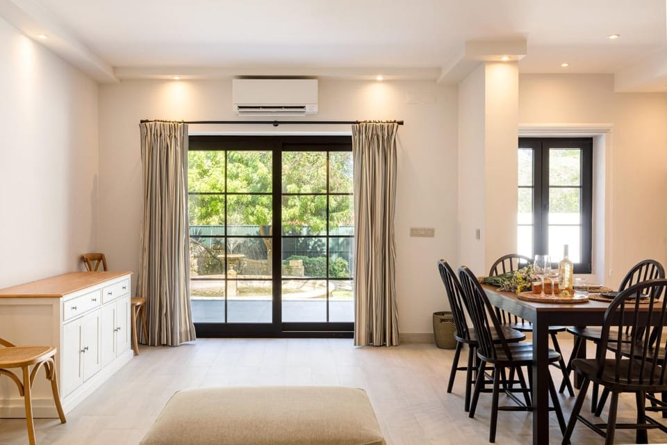 Living room, Seating area, Dining area, internet, air conditioner