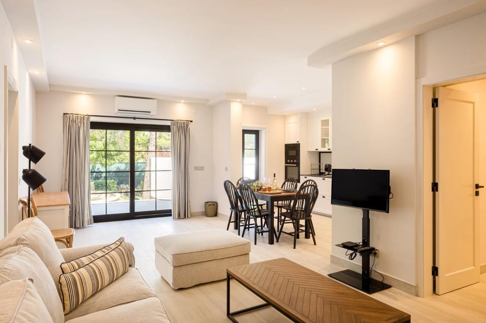 TV and multimedia, Living room, Seating area, Dining area, air conditioner