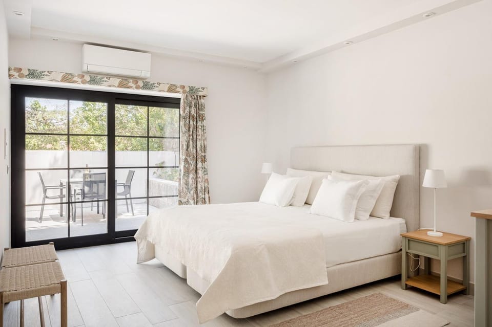 Bed, Bedroom, internet, air conditioner
