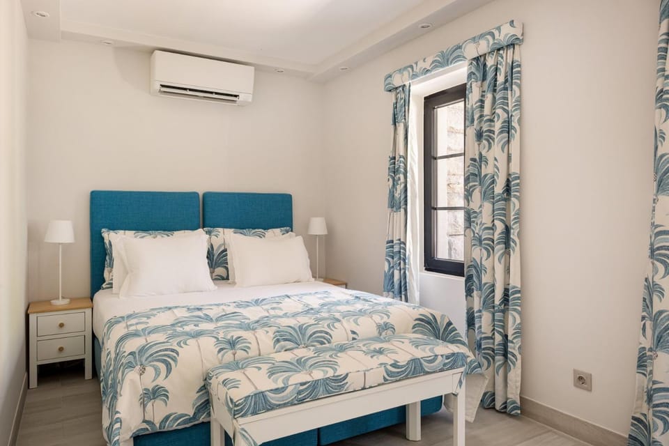 Bed, Bedroom, internet, air conditioner