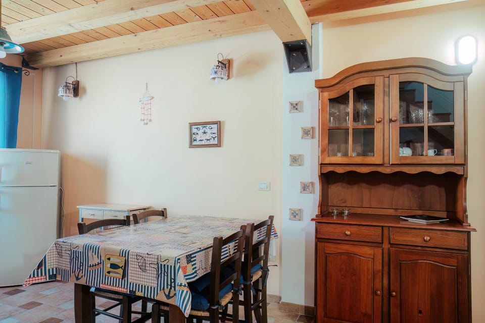 Kitchen or kitchenette, Dining area, oven