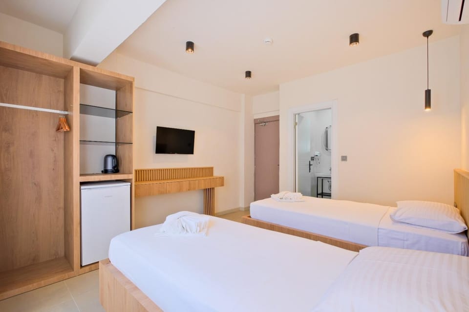 Bed, TV and multimedia, Bedroom, wardrobe